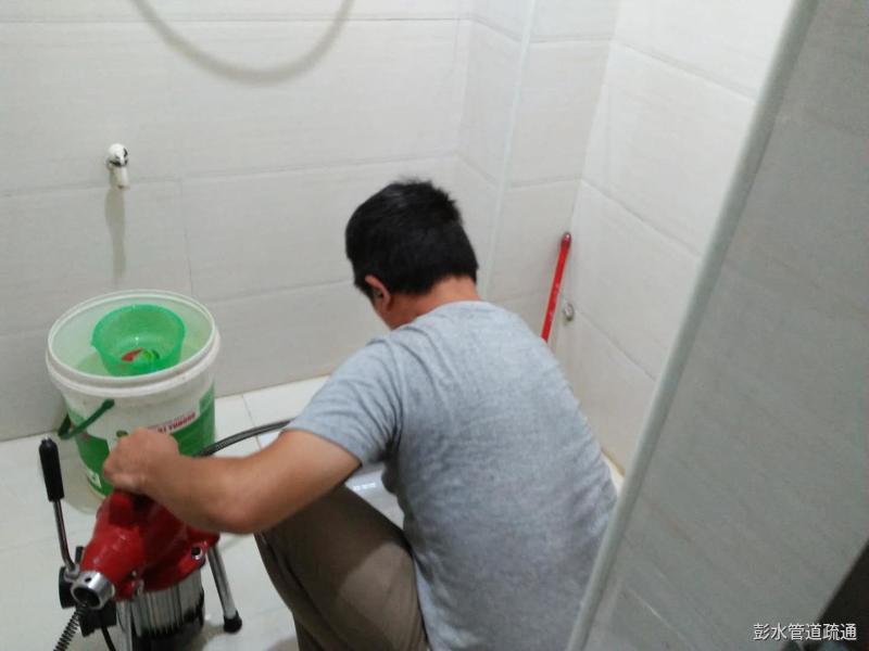 彭水三桥下水道疏通现场